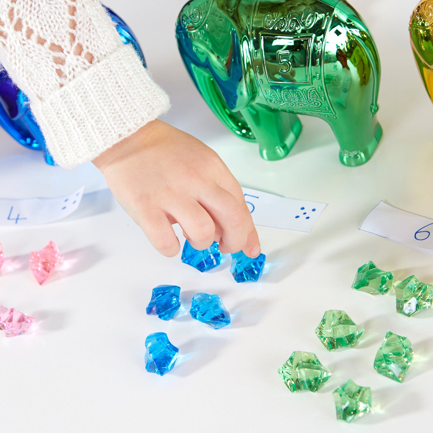 Éléphants métalliques avec numéros