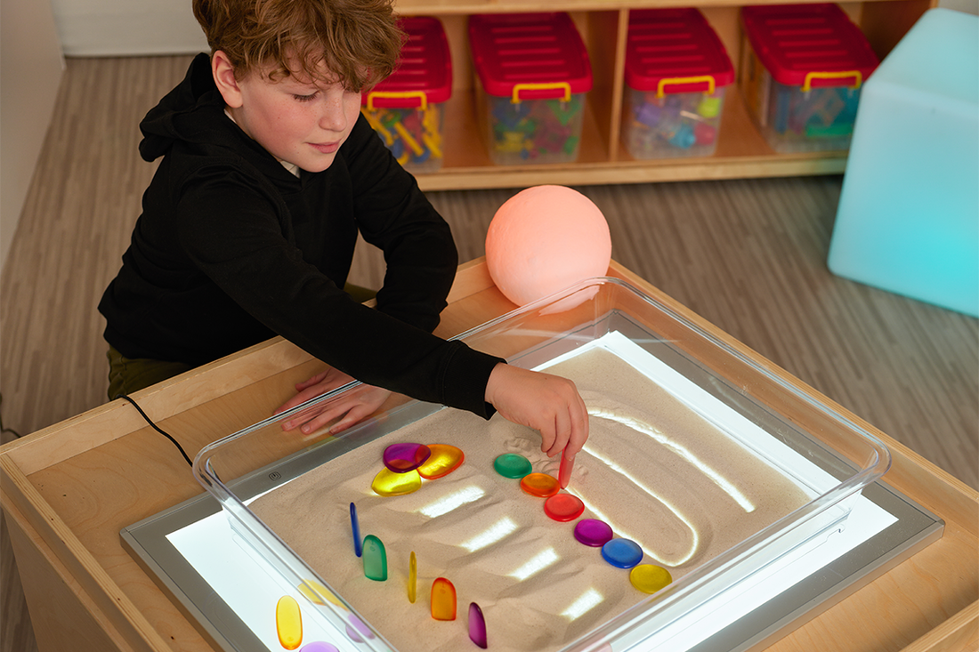 le jeu avec une table lumineuse