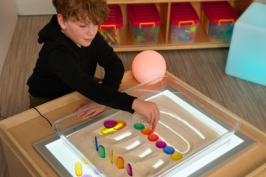 le jeu avec une table lumineuse