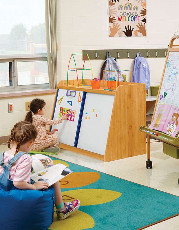 Étagère de rangement avec 2 tableaux blancs magnétiques