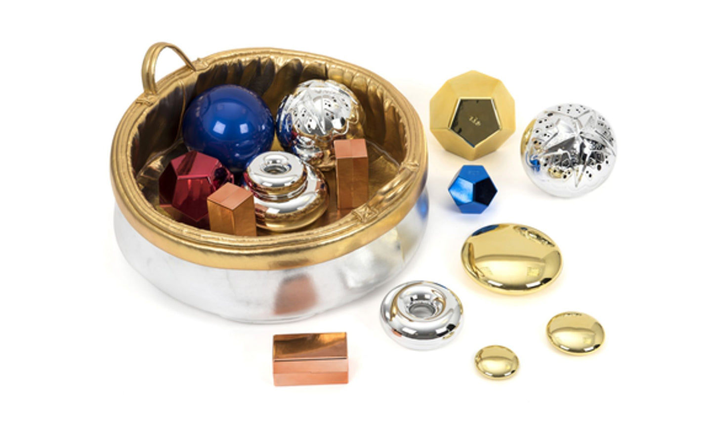 Panier d'objets métallisés