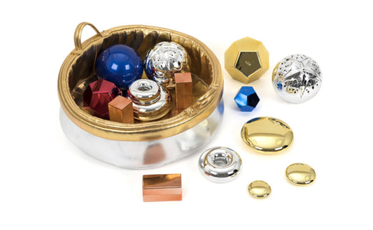 Panier d'objets métallisés